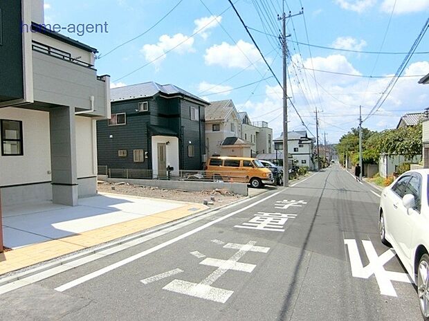 前面ゆったり7ｍ公道で車庫入れもラクラクです。