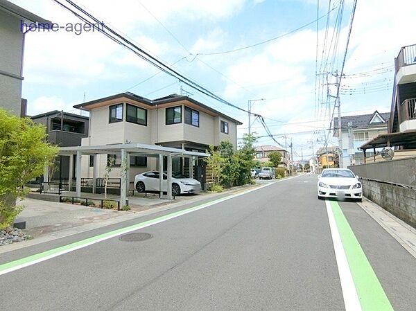 前面道路ゆったり8.0ｍで駐車もラクラクですね。