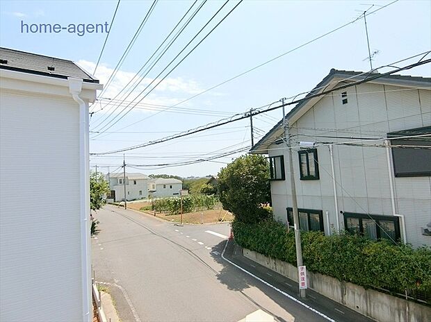 高台立地の閑静な住宅街。徒歩数分の距離には桜回廊がございます。