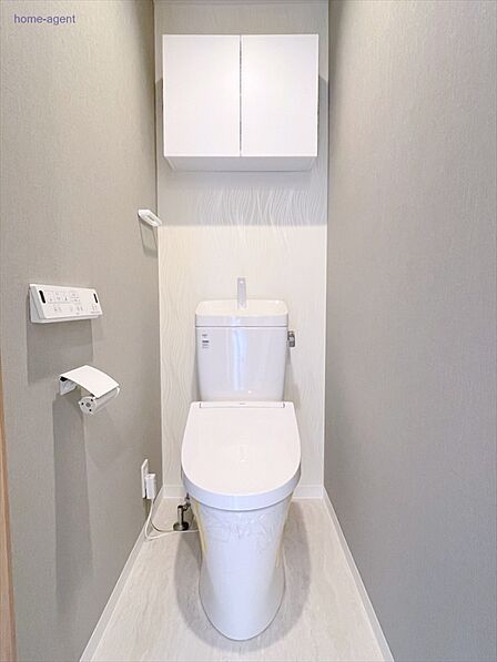新規交換済みで綺麗なトイレです。