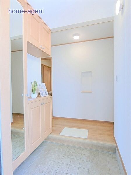 吹抜け天井で開放感と明るさのある玄関です。