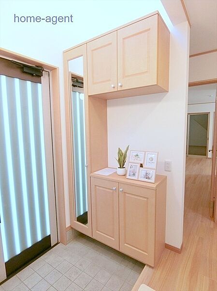 姿見付きの玄関収納で使い勝手が良いですね。