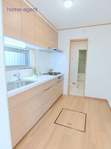 新規交換済みで綺麗なキッチン。洗面室と繋がっており家事導線が良いですね。