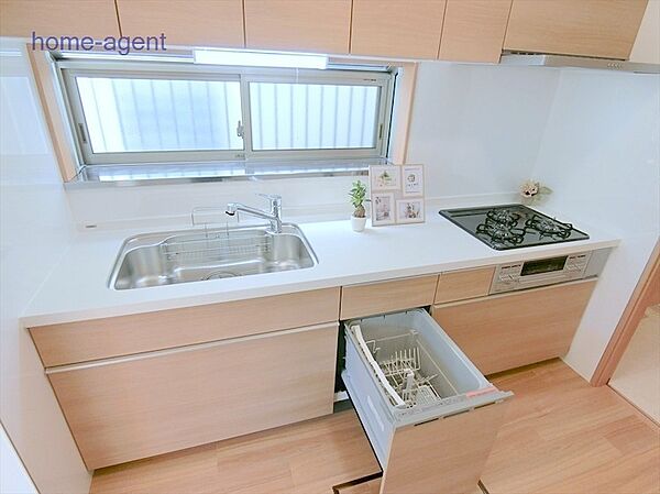 食洗器付きで家事もラクラクですね。