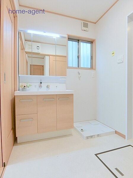 使い勝手の良い三面鏡の洗面台です。