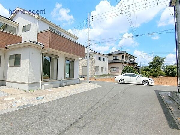 南東側6ｍ道路で駐車もラクラクですね。
