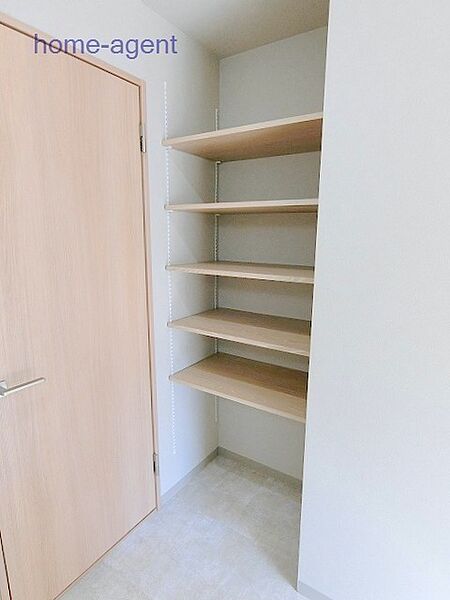 タオル等の収納に便利にご利用いただけます。
