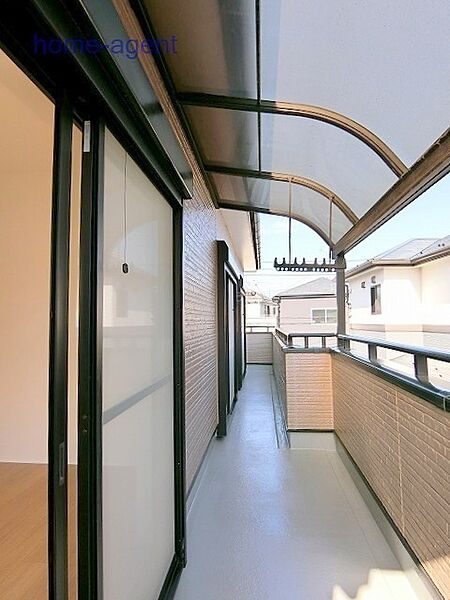 広々南面バルコニー。バルコニールーフ付きで急な雨でも安心です。
