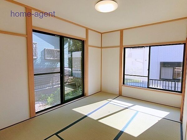 ホッと落ち着く1階和室6帖。畳表替え済です。