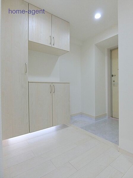 間接照明がお洒落な玄関です。