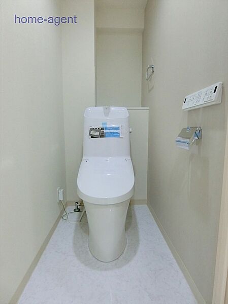 新規交換済みで綺麗なトイレです。