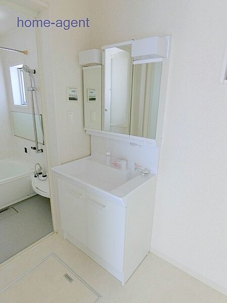 洗面室には床下収納完備。