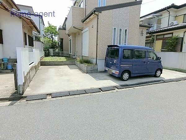 カースペース2台分（車種による）。