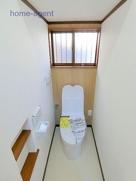 新規交換済みで綺麗なトイレです。