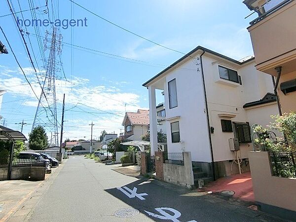 前面ゆったり6ｍ道路で駐車もラクラクですね。