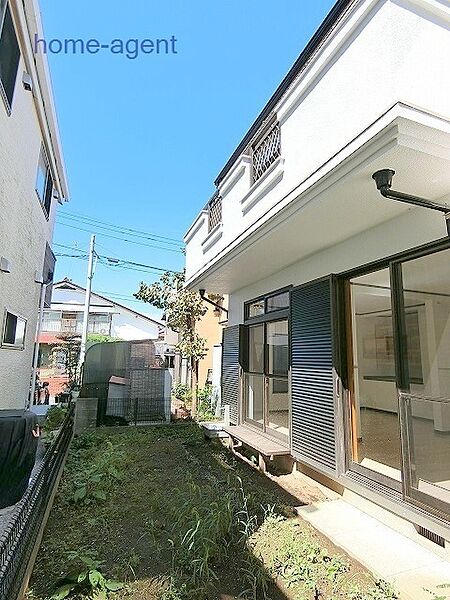 ガーデニングも楽しめるお庭スペースございます。
