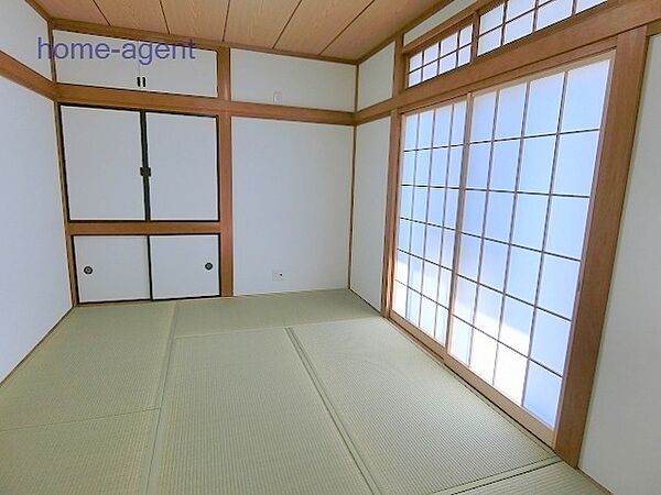 陽当たりが良くホッと落ち着く和室6帖。