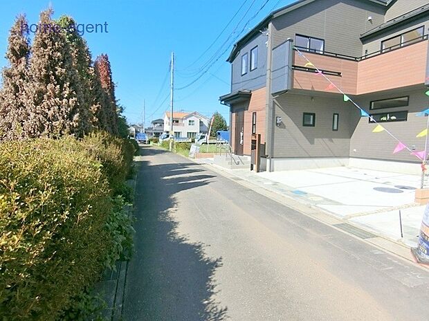 前面4m道路。敷地間口が広く駐車もしやすくなっております。