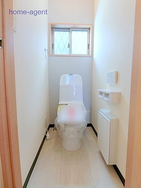 新規交換済みで綺麗なトイレです。