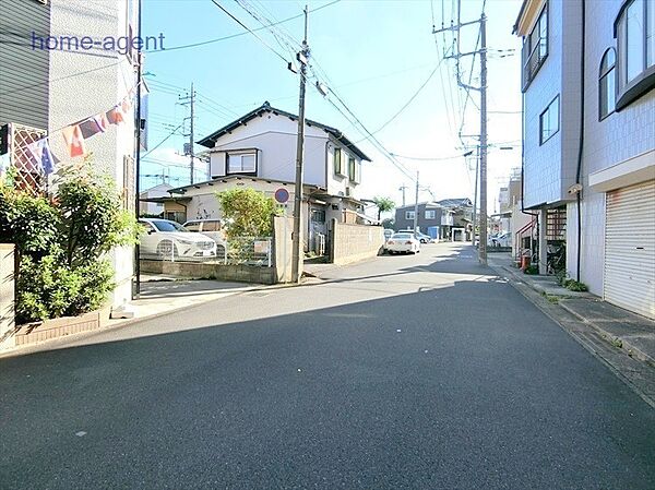 前面ゆったり6.5ｍ道路で駐車もラクラクですね。