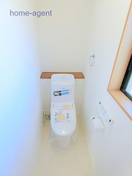 新規交換済みで綺麗なトイレです。