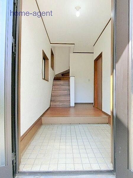 リフォーム済で綺麗な玄関です。
