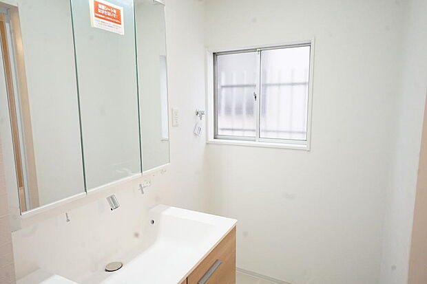 三面鏡にハンドシャワー付きで、使いやすくすっきりした洗面台
