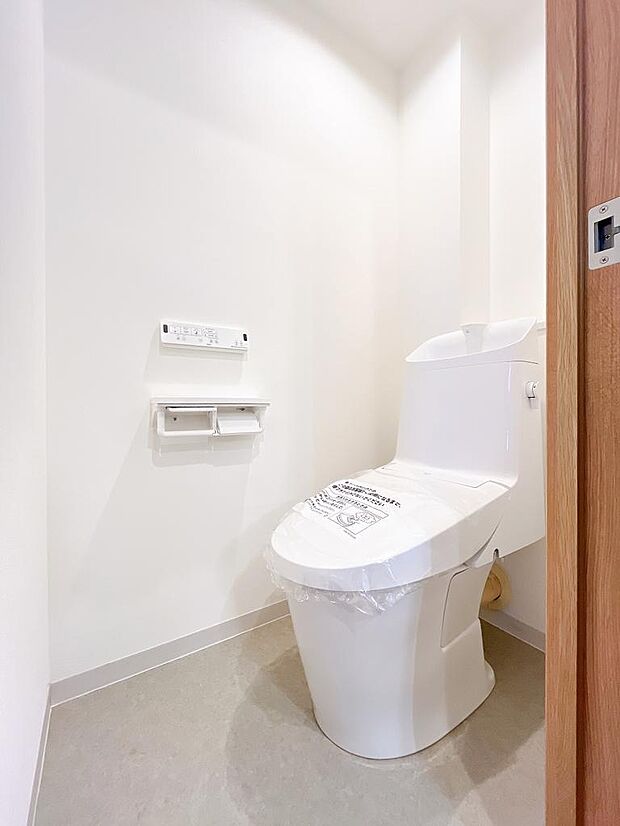 ウォシュレット付きトイレは、洗浄機能や座面ヒーターなど、快適な機能が充実しています