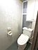 トイレ：上部に収納スペースのあるトイレです
