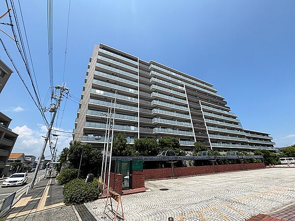 総戸数176戸の大規模マンション。開放感あるバルコニーが連なり、豊かな暮らしを予感させます。暮らしを支える駐車場も敷地内に確保。