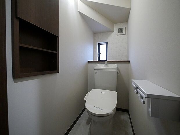ニッチがアクセントのトイレ。小さな空間にも工夫が施され、快適さとスタイルが共存する特別な場所です。
