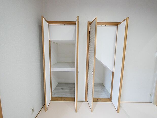 和室の階段下収納。空間を有効活用し、整理整頓された暮らしをサポートする便利な収納スペースです。