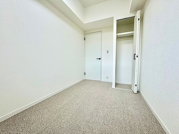 居室のクローゼットは清潔感あふれる白。出入りの扉も白で統一され、明るく広々とした空間を演出。収納力と美しさを兼ね備えた、快適な生活空間です。