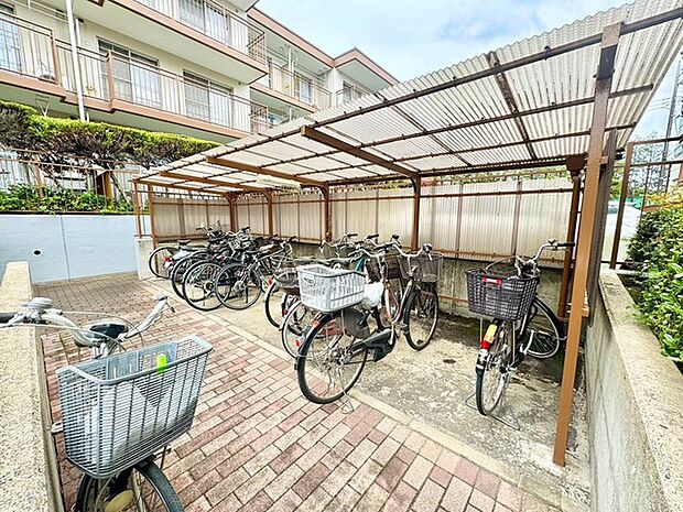 雨や日差しから大切な自転車を守る、便利で安心な屋根付き自転車置き場。快適なサイクリングライフをサポートします。