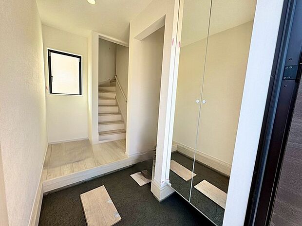 広々とした玄関ホール、ダウンライトでいつでも明るい空間です。訪れる人々を温かく迎え入れ、心地よい出会いと幸せな帰りを演出します。 