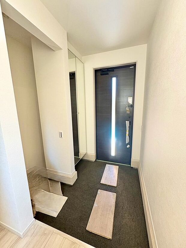 スリット入り玄関ドアでいつでも明るい空間に。シューズ収納も上から下までの大容量で整然とした玄関をキープ出来ます。 