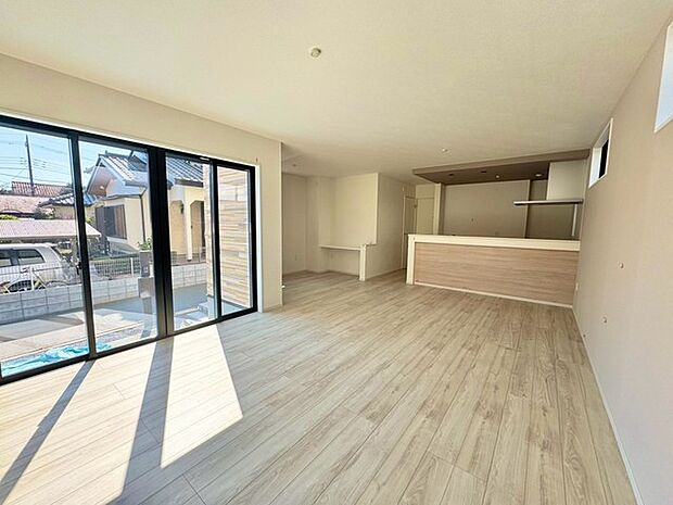 スタディカウンターを完備したリビングダイニング。家事をしながら子どもの学習を見守れる便利な空間設計。家族の時間を大切にしながら、快適な暮らしを実現します。