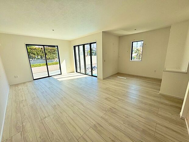 明るい色味のフローリングが広がるLDK。4面採光で明るく開放感あふれる空間です。