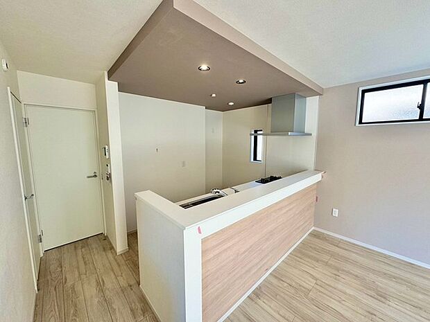 対面式カウンター付きのキッチン。家族や友人とのコミュニケーションが楽しめる、開放的な空間。調理しながら会話したり、ちょっとした空間が生活に潤いを与えてくれます。