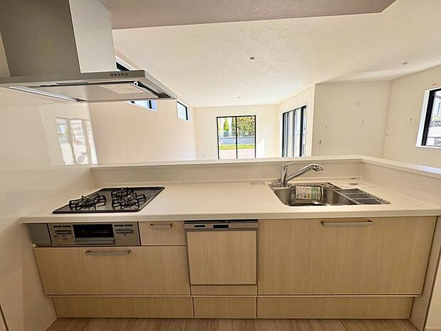 シンプルモダンで明るいシステムキッチン。洗練されたデザインが魅力で、料理が楽しくなる空間。機能性と美しさを兼ね備えた、理想のキッチンです。 