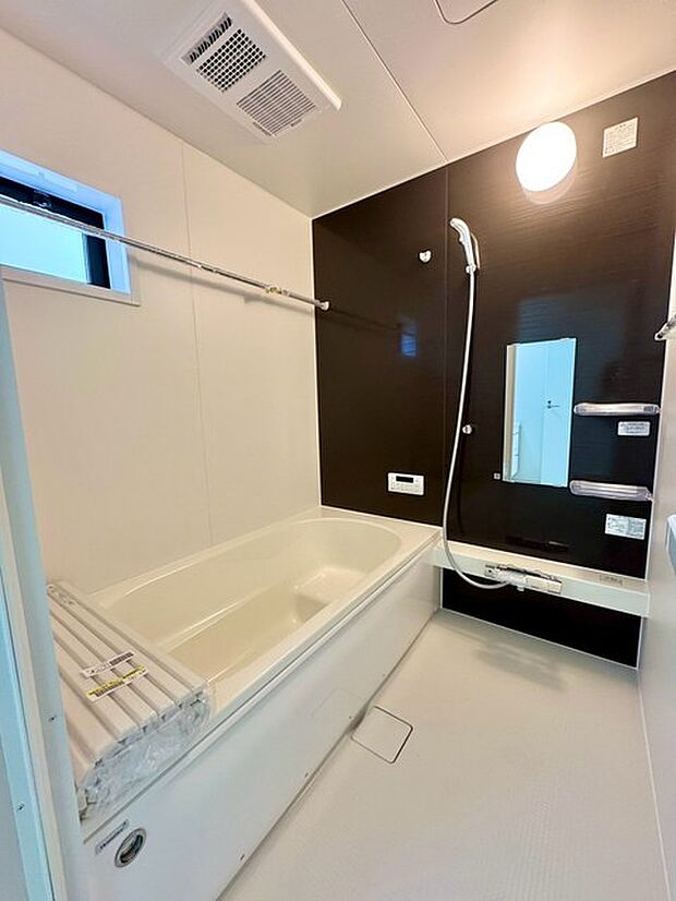 スタイリッシュな浴室。洗練されたデザインが魅力で、リラックスするバスタイムを演出。上質な空間で心身ともに癒されるひとときを提供します。 