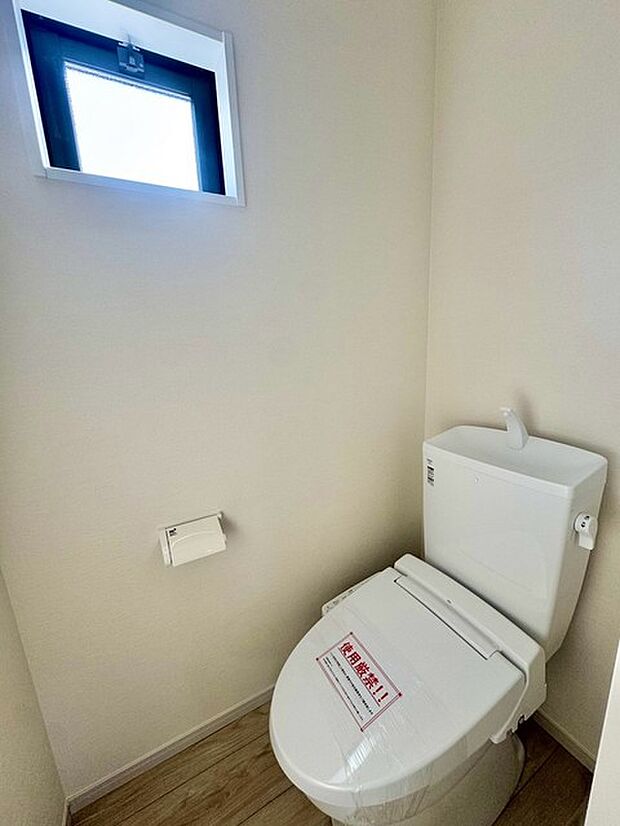 小窓付きトイレ。温水洗浄便座も完備し、清潔で快適な空間を提供します。自然光が差し込み、心地よい時間をお過ごし下さい。 
