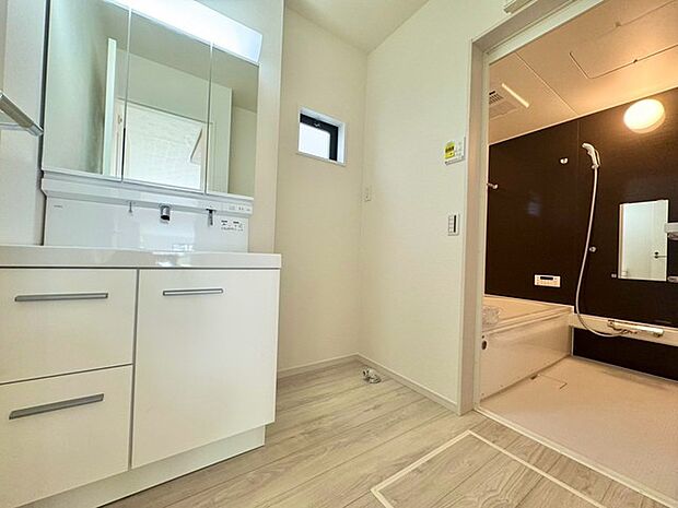 窓付き洗面室。自然光が心地よく差し込み、清潔感あふれる空間で日々の身だしなみのお手入れを快適に行えます。 