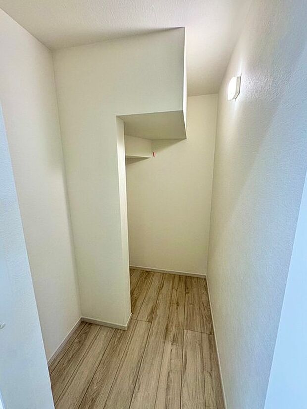 衣類や小物をまとめて収納できる広々スペース。季節ごとの入れ替えも簡単で、片付けのストレスが軽減。ゆとりある暮らしをサポートします。