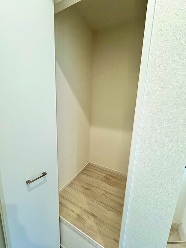 2階ホールにある収納は家の中心に位置し掃除道具や工具箱などあるとても便利な収納スペースです。 