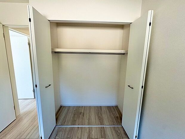 収納に便利な棚付きクローゼット。洋服や小物を整理整頓しやすく、使い勝手が良く広々とした空間で、快適な生活を実現します。 