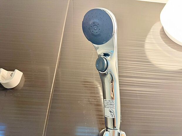 便利な手元スイッチ付き！ワンタッチでシャワーのオン・オフが可能だから、節水もラクラク！シャンプー中や掃除の時も、片手で簡単に操作できて快適なバスタイムをサポートします！ 