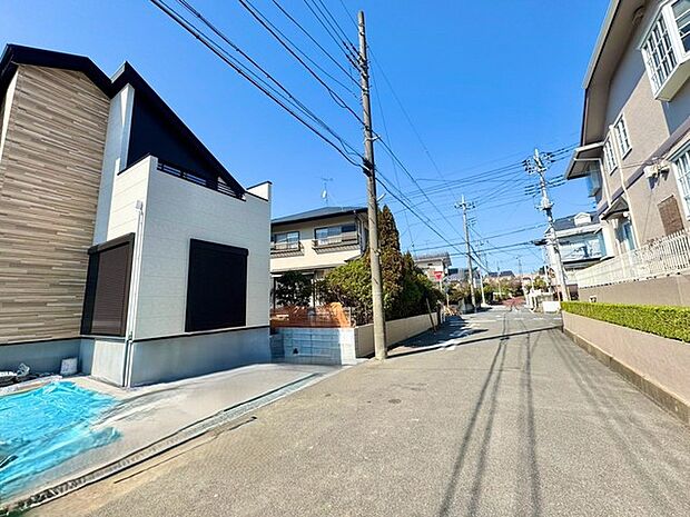 東側に面した道路があり自然光が豊富で明るい環境。穏やかな風が心地よく通り、快適な生活空間を演出。周辺環境も充実し、安心して暮らせる場所です。 