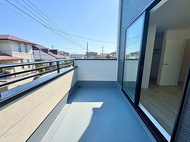 広々としたバルコニーは、リラックスできるプライベート空間。洗濯物干しやガーデニングにも最適で、さまざまな用途に活用できます。