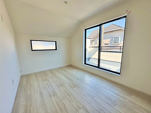 開放的な7.7帖の洋室。バルコニーから心地よい風が流れ込み、日常をより豊かに彩る特別な場所です。 